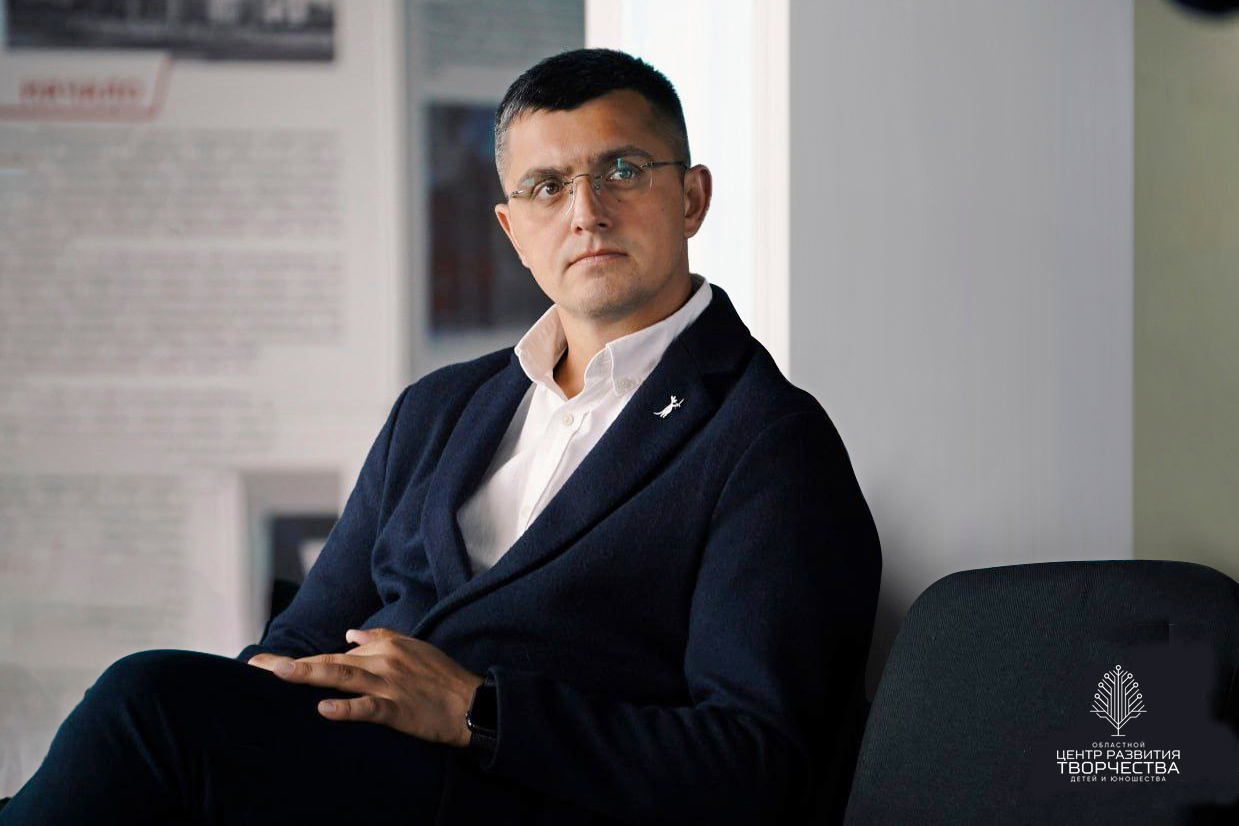 Роман Вершинин поздравил педагогов с Днём работников дополнительного образования России